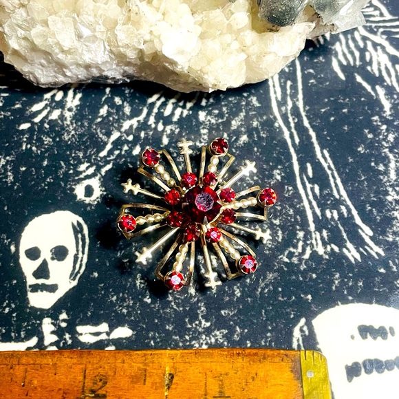 🖤 Vintage 🖤 Mid Century Deep Blood 🩸 Red Rhinestone and Gold Brooch - Picture 2 of 4